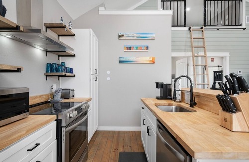 Port Bolivar House | 2nd Life - Charming house close to the beach with community pool & playground