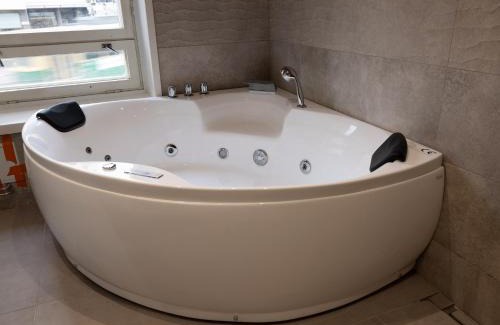 Kamppi Apartment | 2ndhomes Luxury 3 BR Brand New 106 m2 Apartment with Spa in Helsinki Center