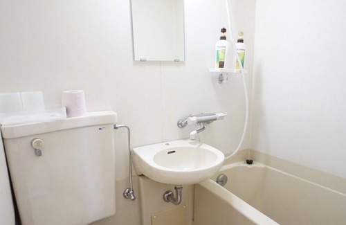 Sasashimacho Apartment | 2S. Nagoya Station / bus stop 3 minutes / Meitetsu department store / Takashimaya / drug store / convenience store 4 minutes / free parking / 4 family / twin room