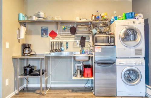 Aurora Highlands House | 3 Bdrm w/King and Garage