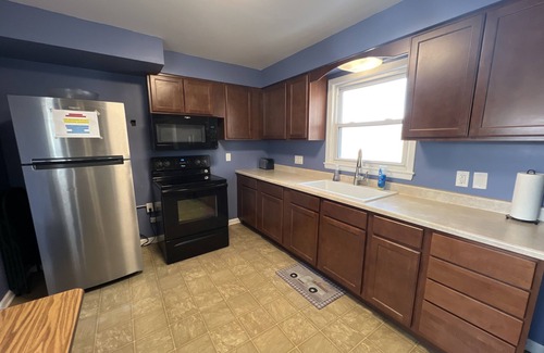 Cedar Rapids - Iowa City Apartment | 3 Bed/2 Bath Apartment 15-minute walk to Alliant Energy PowerHouse