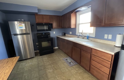 Cedar Rapids - Iowa City Apartment | 3 Bed/2 Bath Apartment 15-minute walk to Alliant Energy PowerHouse