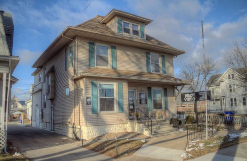 Cedar Rapids - Iowa City Apartment | 3 Bed/2 Bath Apartment 15-minute walk to Alliant Energy PowerHouse