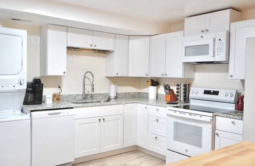Midvale House | 3-bed/2 bath basement apt. in charming Midvale with AC, wifi, laundry & hot tub.