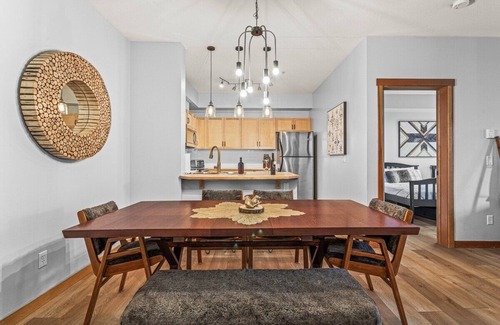 Cougar Creek Condo | 3 bed/2 bath Lodges Escape Sleeps 10/Pool/Hot Tubs