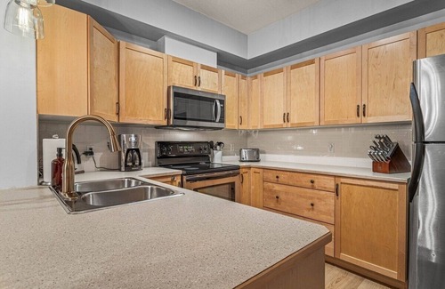 Cougar Creek Condo | 3 bed/2 bath Lodges Escape Sleeps 10/Pool/Hot Tubs