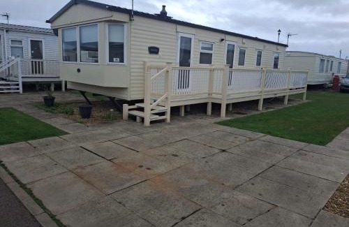 Chapel Saint Leonards Ski Chalet | 3 Bed Caravan -Sleeps 8 - Pool-Beach