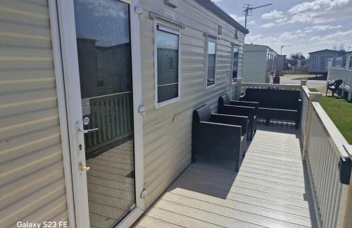 Chapel Saint Leonards Ski Chalet | 3 Bed Caravan -Sleeps 8 - Pool-Beach