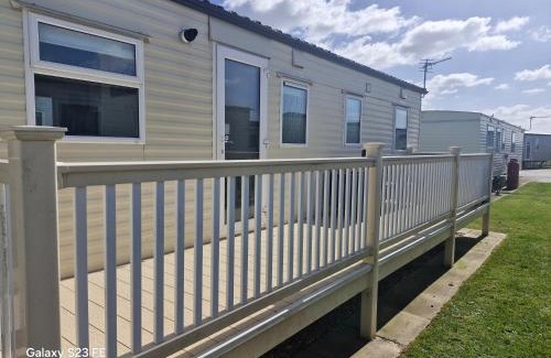 Chapel Saint Leonards Ski Chalet | 3 Bed Caravan -Sleeps 8 - Pool-Beach