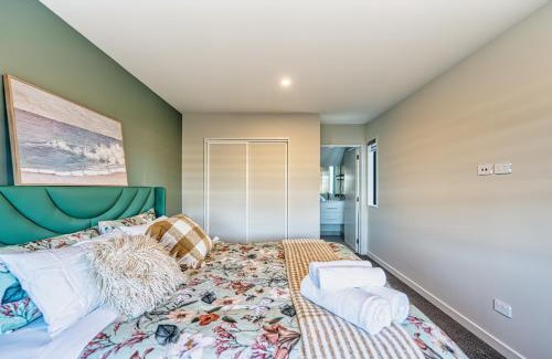 Riccarton Apartment | 3 bed home with pool table, near Westfield Mall
