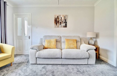 Hamilton House | 3 bed house with gardens in Hamilton