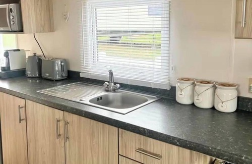 Exmouth Cabin | 3 Bed-Sleeps 8-Pet Friendly-Parking-Sea View