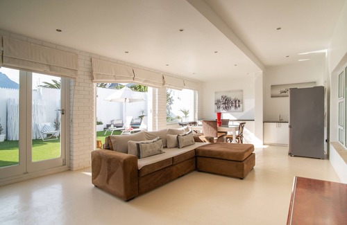 Camps Bay Villa | 3 Bed Villa with pool, garden and panoramic views of Table Mountain and the sea.