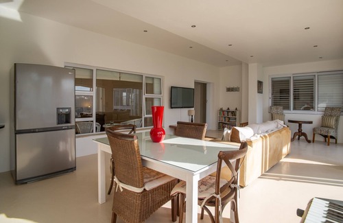 Camps Bay Villa | 3 Bed Villa with pool, garden and panoramic views of Table Mountain and the sea.