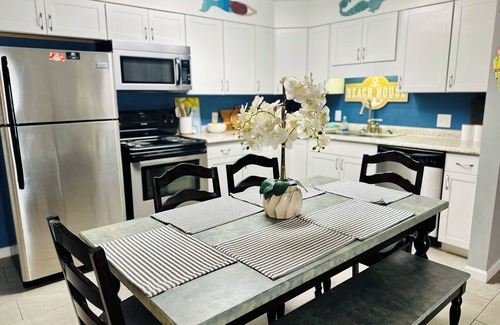 Kiska Beach House | 3 bedroom 2 bath private home! 4 minute walk to beach 🌴