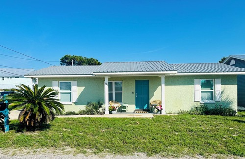 Kiska Beach House | 3 bedroom 2 bath private home! 4 minute walk to beach 🌴