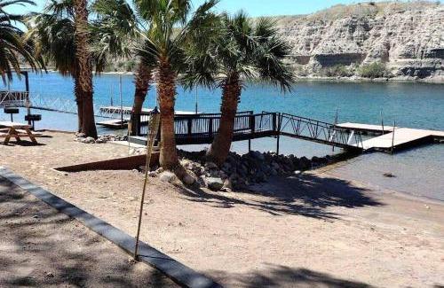 Bullhead City Apartment | 3 bedroom, 2 bath 1 min walk to the beach