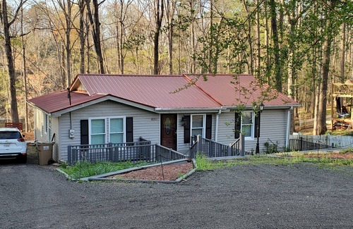 Oakwood House | 3 Bedroom 2 Bath House near Lake Lanier - Gainesville/Oakwood