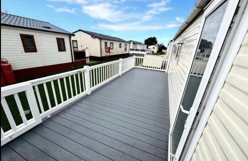 Clacton-on-Sea Apartment | 3 Bedroom 2 Bathroom Caravan Charlie Delta