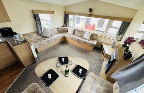 Clacton-on-Sea Apartment | 3 Bedroom 2 Bathroom Caravan Charlie Delta
