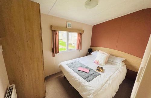 Clacton-on-Sea Apartment | 3 Bedroom 2 Bathroom Caravan Charlie Delta