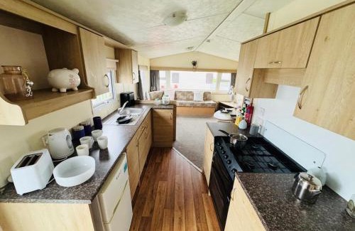 Clacton-on-Sea Apartment | 3 Bedroom 2 Bathroom Caravan Charlie Delta