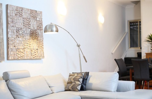 Redfern House | 3 Bedroom 2 Bathroom. Sought after location. Historic 1890's Townhouse