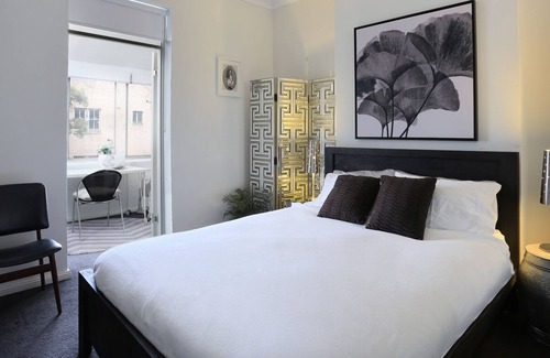 Redfern House | 3 Bedroom 2 Bathroom. Sought after location. Historic 1890's Townhouse