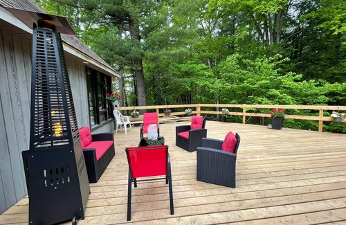 Ajax House | 3 Bedroom + 4 Washroom Cottage Home on a Large Private Lot Surrounded by Trees