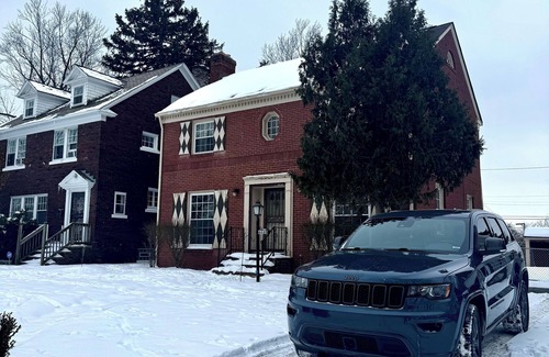 Garfield Heights House | 3-bedroom Château in welcoming Garfield Heights with WiFi, AC. 5 night min