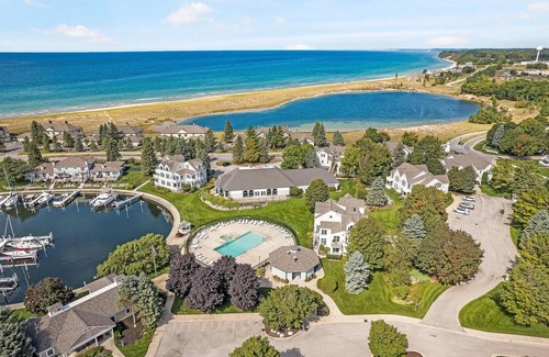 Manistee Condo | 3-bedroom condo just a short walk to Lake Michigan