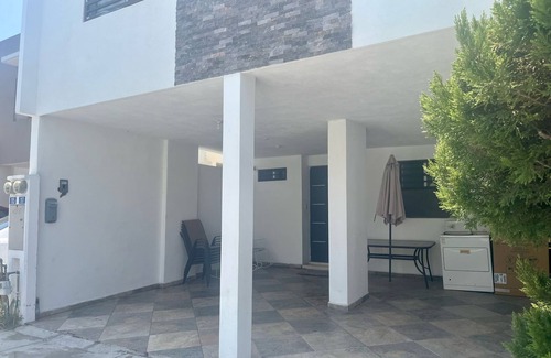 San Nicolas de los Garza Condo | 3-bedroom condo in phenomenal Ciudad Apodaca with AC, WiFi, 20 min from the air