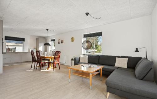 Sønder Felding House | 3 Bedroom Cozy Home In Sønder Felding