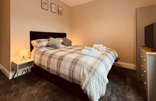 Woodhorn House | 3 bedroom house 2 mins from the beach. Wi-Fi, Netflix, prime, Disney tv included