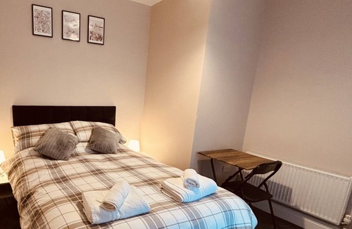 Woodhorn House | 3 bedroom house 2 mins from the beach. Wi-Fi, Netflix, prime, Disney tv included