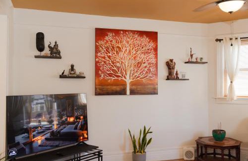 Jersey City Apartment | 3 Bedroom Gem! King, Full & Twin Beds, Sauna with Free Parking plus more