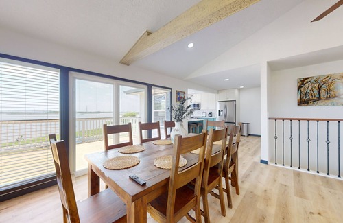 Barrett House | 3-bedroom home with washer/dryer, TV, free internet, poon & amazing water view