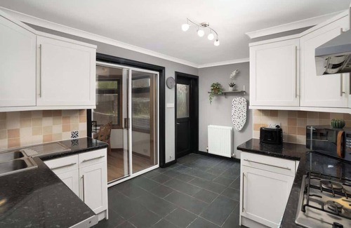 Dunfermline House | 3 Bedroom House - Free Parking