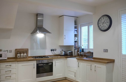 College Park and Old Oak House | 3 bedroom house sleeps 5. Zone 2 Central London. A perfect location