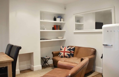 College Park and Old Oak House | 3 bedroom house sleeps 5. Zone 2 Central London. A perfect location