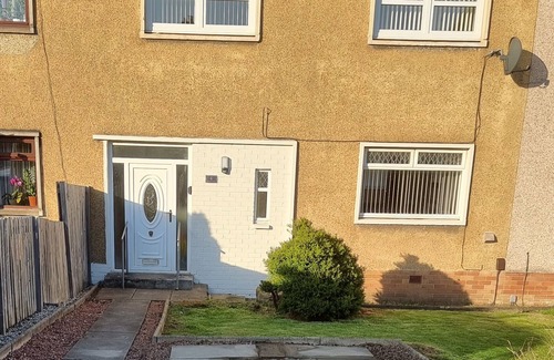 Hamilton House | 3 Bedroom house with 5 Single Beds and Private Driveway