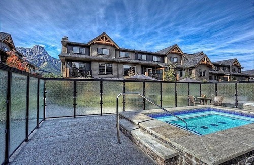 Copperstone Resort Apartment | 3 Bedroom Mountain Retreat New full-renovation Near Banff Canmore Sleeps 8 Sanitizing Protocols NEWLY UPGRADED HIGH-SPEED WIRELESS INTERNET