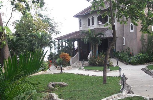 Ocho Rios Cottage | 3 bedroom Seaside Cottage - Pool/Beach/Wifi/Restaurant/House keeping HCN