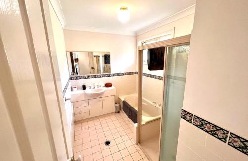 West Gosford Apartment | 3 Bedroom Town house near Gosford CBD Sleeps 6 plus