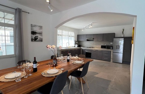 La Preneuse House | 3-bedroom villa Agape beautiful Rivière Noire with WiFi, AC