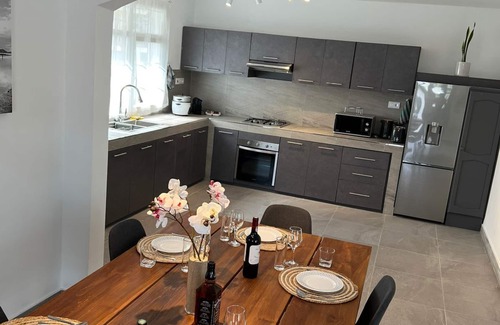 La Preneuse House | 3-bedroom villa Agape beautiful Rivière Noire with WiFi, AC