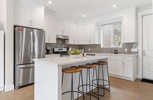 Kensington Apartment | 3 Bedroom with Sleeper Sofa Sleeps 8! Near downtown and C-Train