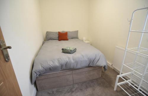 St Helens Apartment | 3 Bedrooms, Spacious, off road parking, Minimum 2 Nights