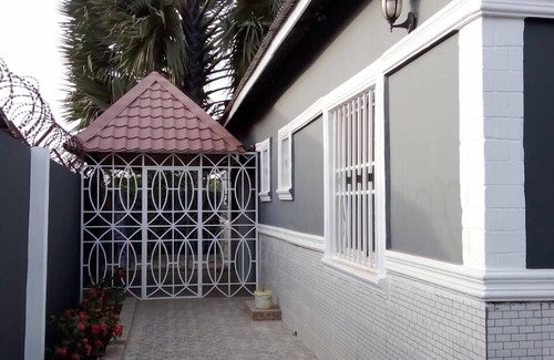 West Coast Division House | 3 beds 3 bathrooms 5mins from turntable , close to few corner shops and beaches