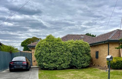 Beaconsfield House | 3 Br home with kitchen